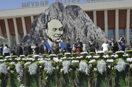 Azerbaycan'da Gül Bayramı ve Aliyev'in doğum günü kutlanıyor