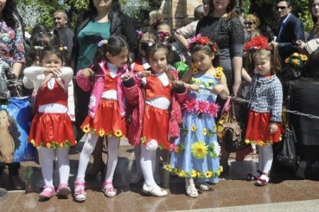 Azerbaycan'da Gül Bayramı ve Aliyev'in doğum günü kutlanıyor