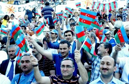 Azerbaycan’ın sahne sunumu büyük ilgi gördü