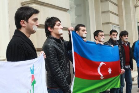 Azerbaycanlı gençler Fransa elçiliğinin önünde gösteri yaptı