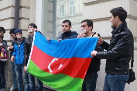 Azerbaycanlı gençler Fransa elçiliğinin önünde gösteri yaptı