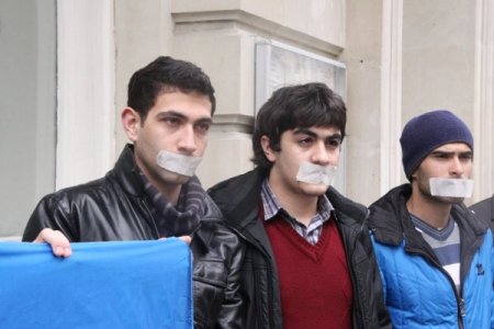 Azerbaycanlı gençler Fransa elçiliğinin önünde gösteri yaptı