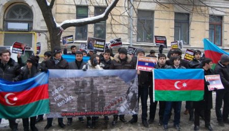 Azeri Gençler Bm Ve Agit Binası Önünde Eylem Yaptı