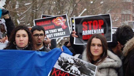 Azeri Gençler Bm Ve Agit Binası Önünde Eylem Yaptı