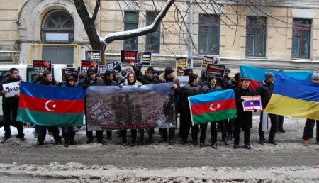 Azeri Gençler Bm Ve Agit Binası Önünde Eylem Yaptı