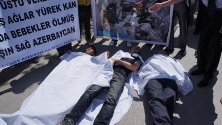 Azeriler, İran Büyükelçiliği Önüne Siyah Çelenk Bıraktı