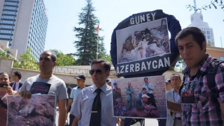 Azeriler, İran Büyükelçiliği Önüne Siyah Çelenk Bıraktı