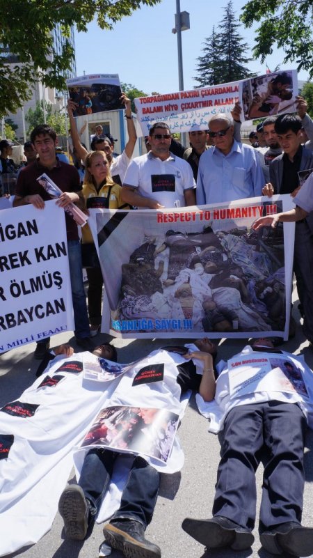 Azeriler, İran Büyükelçiliği Önüne Siyah Çelenk Bıraktı