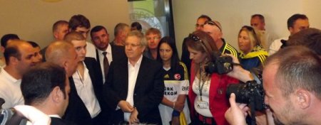 Aziz Yıldırım, Çorlu Fenerbahçeliler Derneği'nin açılış onayını Metris'te vermiş