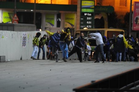 Aziz Yıldırım Tahliye Olmadı Adliye Önü Karıştı
