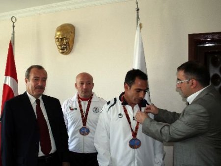 Aziziye Belediye Başkanı Cengiz'den Milli Güreşçilere Jest