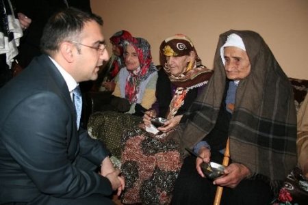 Aziziye'den Bakımevinde Kalan Yaşlılara Aşure