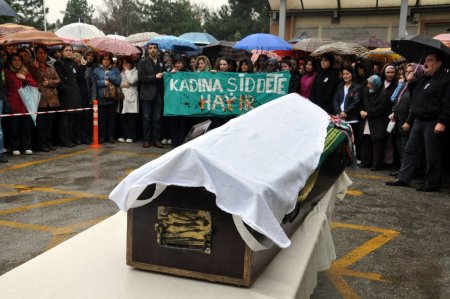 Baba kurşunuyla öldürülen anneye hüzünlü veda