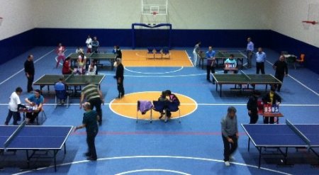 Baba ve çocukları masa tenisi turnuvasında ter döktü