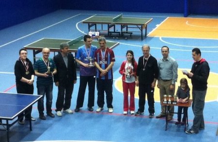 Baba ve çocukları masa tenisi turnuvasında ter döktü