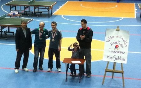 Baba ve çocukları masa tenisi turnuvasında ter döktü