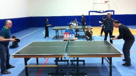 Baba ve çocukları masa tenisi turnuvasında ter döktü