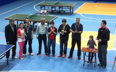 Baba ve çocukları masa tenisi turnuvasında ter döktü