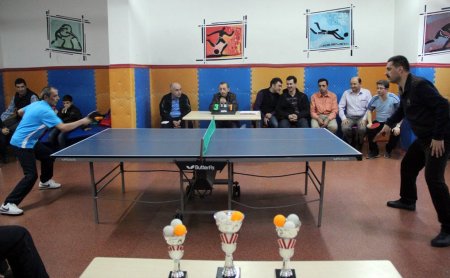 Babalar, masa tenisi turnuvasında yarıştı
