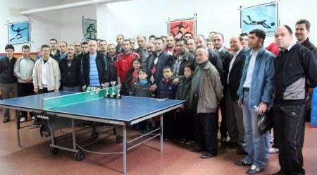 Babalar, masa tenisi turnuvasında yarıştı