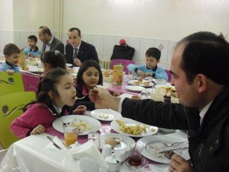 Babalar Çocuklarıyla Okulun Kahvaltısında Buluştu