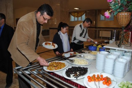 Babalarıyla kahvaltı yapıp birlikte vakit geçirdiler