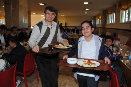 Babalarıyla kahvaltı yapıp birlikte vakit geçirdiler