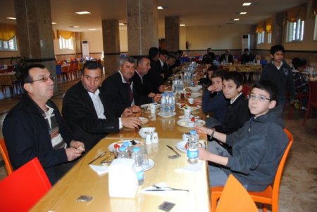 Babalarıyla kahvaltı yapıp birlikte vakit geçirdiler