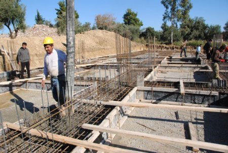 Babasının 80 yıl önce öğretmenlik yaptığı köye Anadolu lisesi yaptırıyor