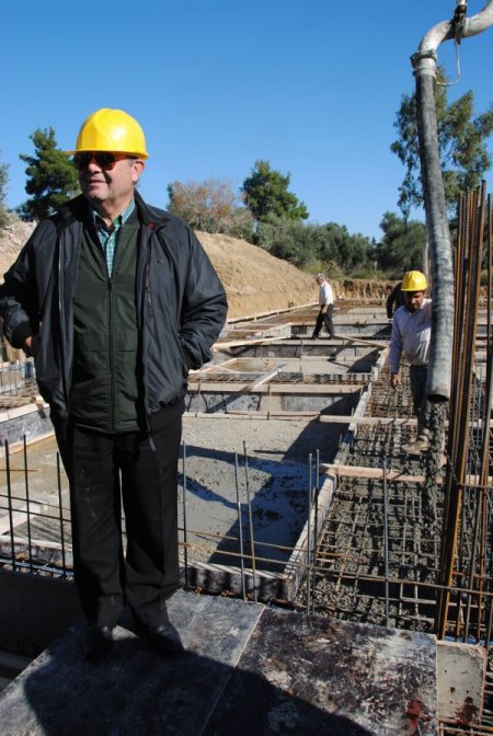 Babasının 80 yıl önce öğretmenlik yaptığı köye Anadolu lisesi yaptırıyor