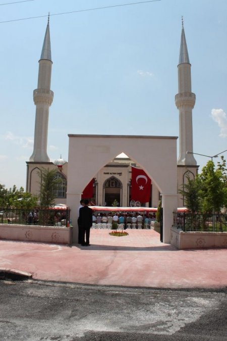 Babasının Adına Bin Kişilik Cami Yaptırdı