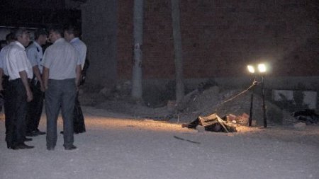 Babasının Dövüldüğünü Gören Kız 3 Kişiyi Öldürdü, 1 Kişiyi Yaraladı