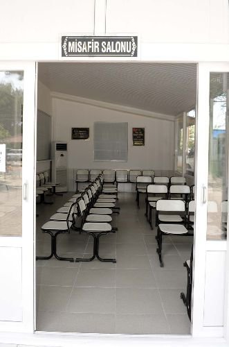 Babasının Hayrına Mezarlığa Oturma Salonu Açtı