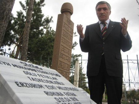 Babasının Yassıada'dan Yazdığı Mektubu, Annesinin Kabri Başında Okudu