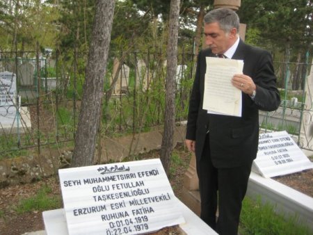 Babasının Yassıada'dan Yazdığı Mektubu, Annesinin Kabri Başında Okudu