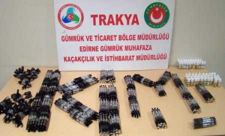 Bacağına sardığı korsede kaçak elektronik sigaralar çıktı