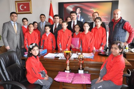Badmintonda başarılı kız öğrenciler ödüllendirildi