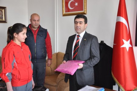 Badmintonda başarılı kız öğrenciler ödüllendirildi