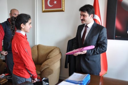 Badmintonda başarılı kız öğrenciler ödüllendirildi