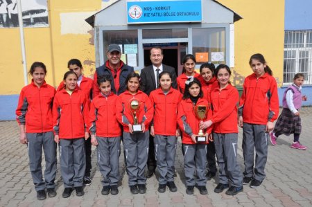 Badmintonda başarılı kız öğrenciler ödüllendirildi