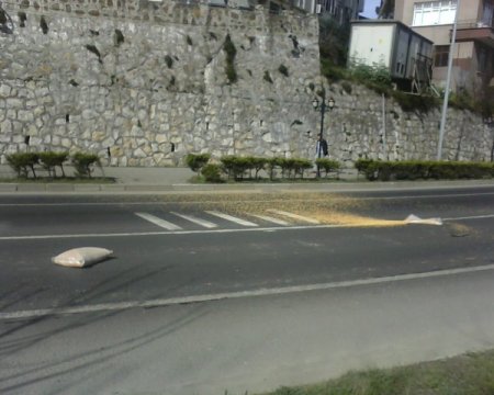 Bagajı açılan otobüsten mısır çuvalları savruldu