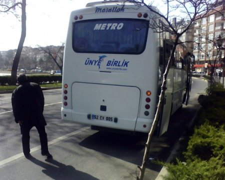Bagajı açılan otobüsten mısır çuvalları savruldu