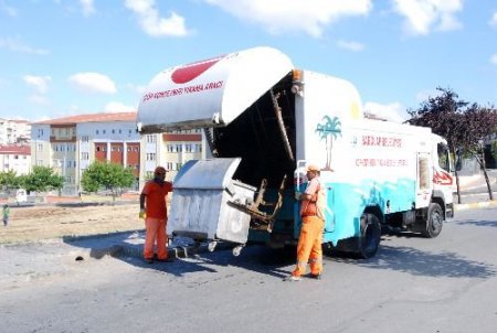 Bağcılar Belediyesi, Bir Sokağı Dört Araç İle Temizliyor