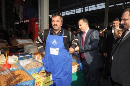 Bağcılar Belediyesi’nden pazar esnafına önlük ve yaka kartı