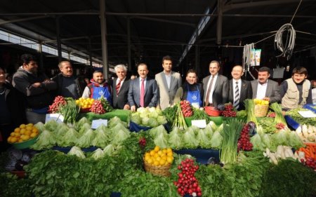 Bağcılar Belediyesi’nden pazar esnafına önlük ve yaka kartı