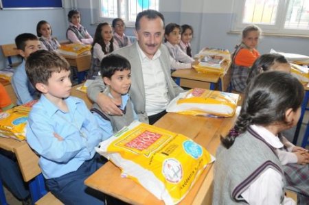 Bağcılar'da 6 Bin Çanta Ve Kırtasiye Malzemesi Dağıtıldı