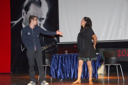 Bağımlı gencin tedavisi için tiyatro oyunu sahnelendi