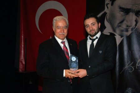 Bağımlı gencin tedavisi için tiyatro oyunu sahnelendi