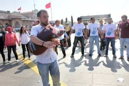 Bağımlılığa karşı horon teptiler