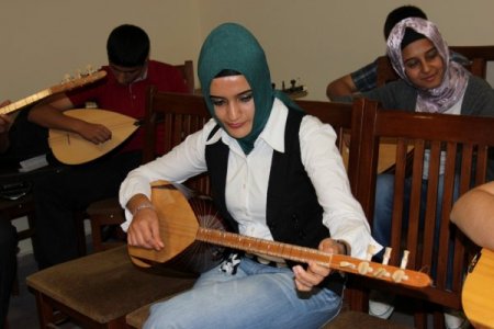 Bağlama bayanların da ilgisini çekiyor